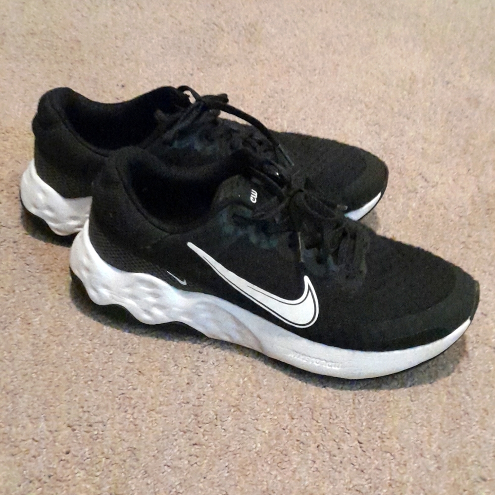 Nike Size 9.5 Nike Renews